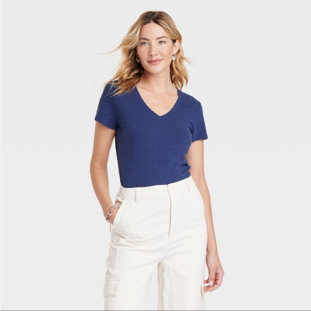 Women's Fitted V-Neck Short Sleeve T-Shirt
- Universal Thread Navy M